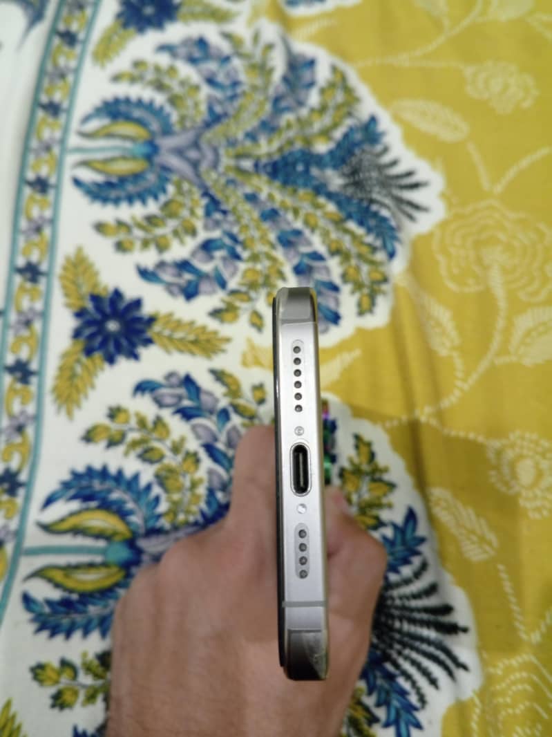 IPHONE 15 PRO MAX 4