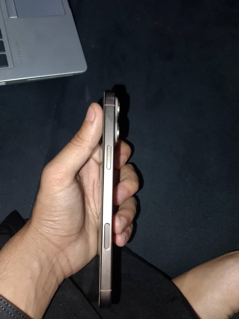 iPhone 16 pro max 4