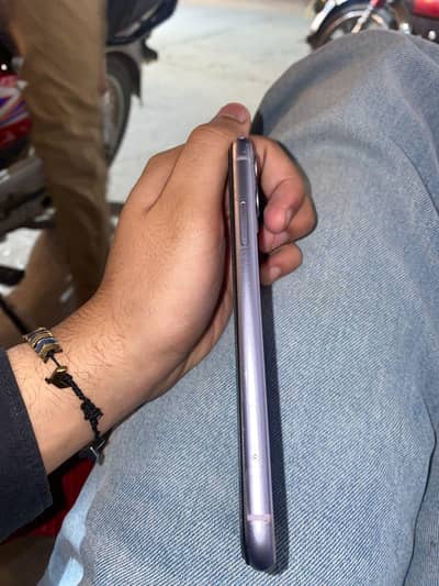 I phone 11 for sale hy non PTA likin sim working hy