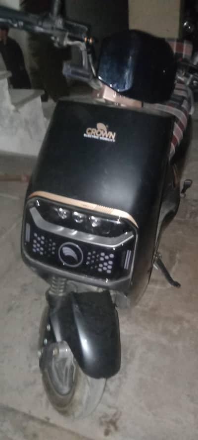 CROWN FIREFLY SCOOTY