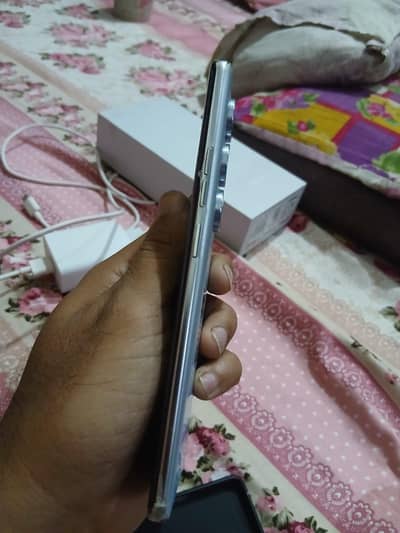 am selling my Tecno camon 40 pro. . . lush condition. . condtion 10/10