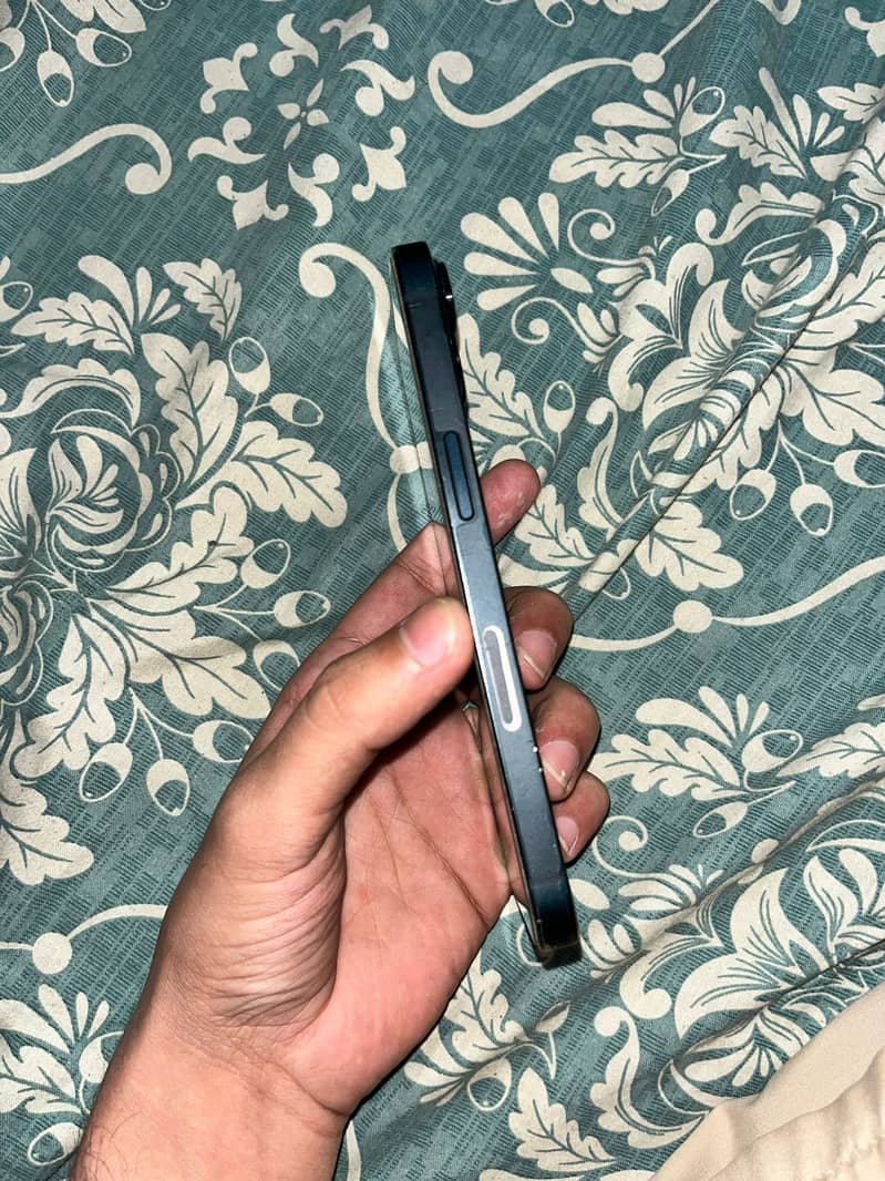 Apple iPhone 13 1