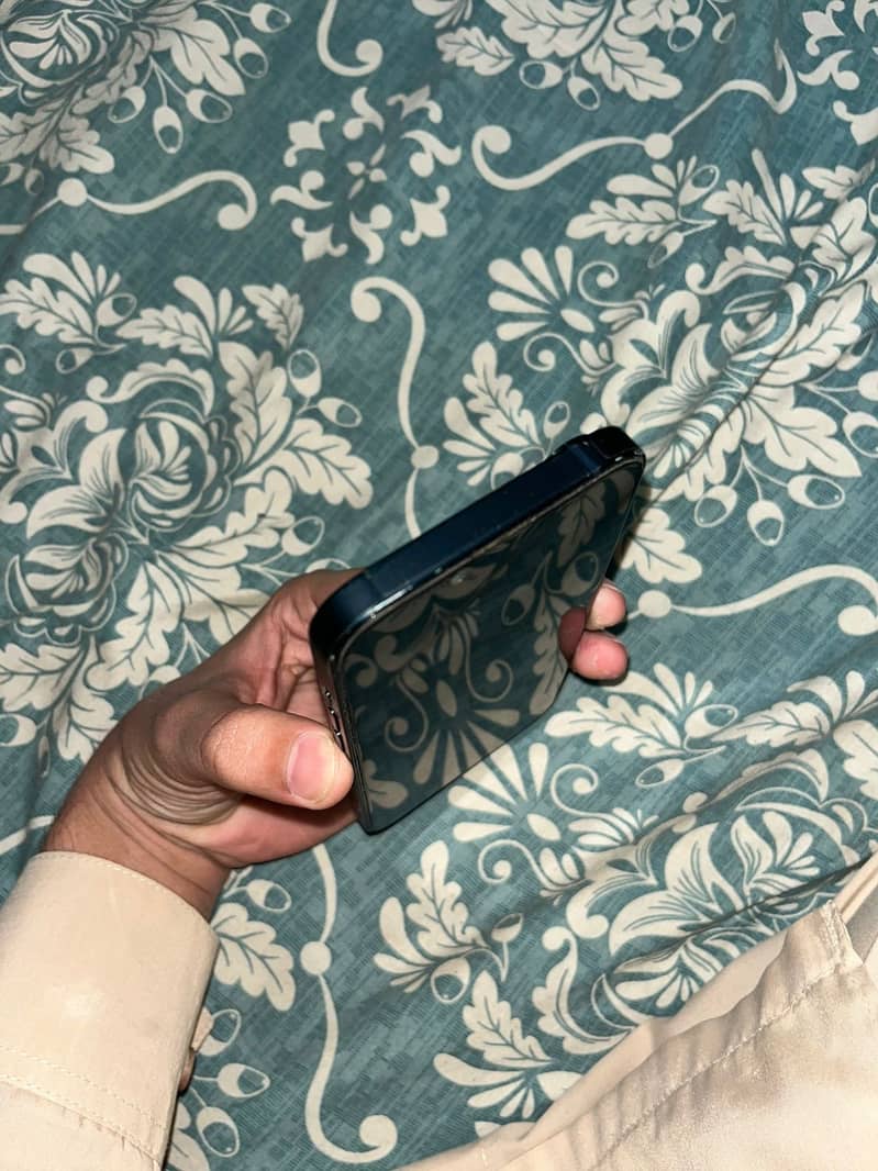 Apple iPhone 13 2
