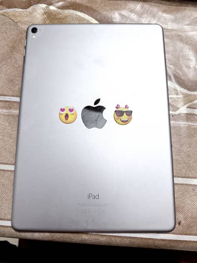 Ipad pro 9.7 inch 128gb with Retina Display & Touch ID