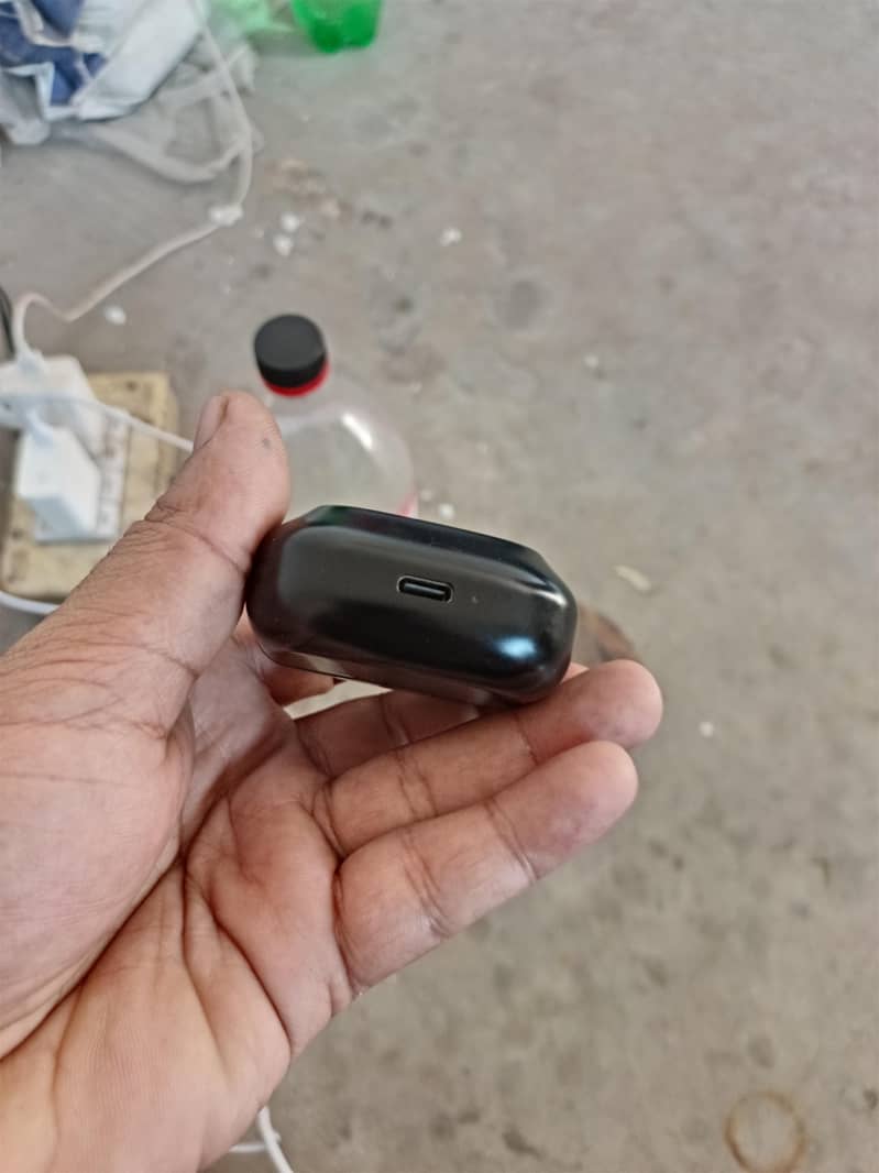 zero earbuds box and data cable quantum 2