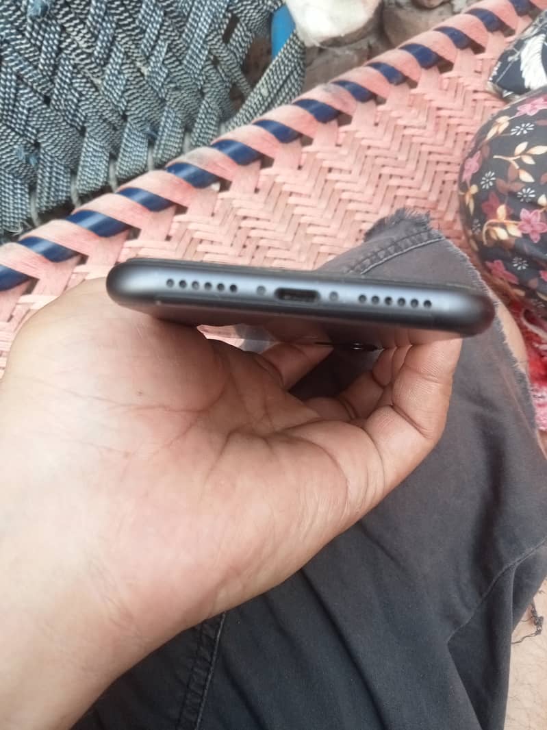 Apple iPhone 11 4