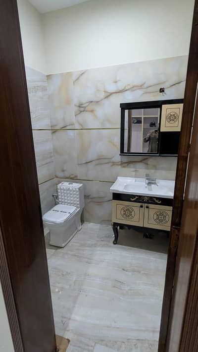 premium girls hostel near shaukat khanum hospital/AC rooms/2&3 seater