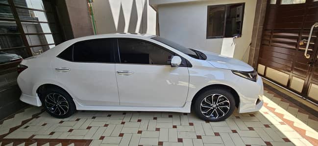 Corolla Grande Black Room 2023/24 | Dealership Maintained