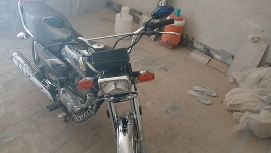 Motor cycle CG 126 like new  model 2025
