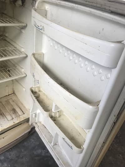 Pel Refrigerator with stabilizer.