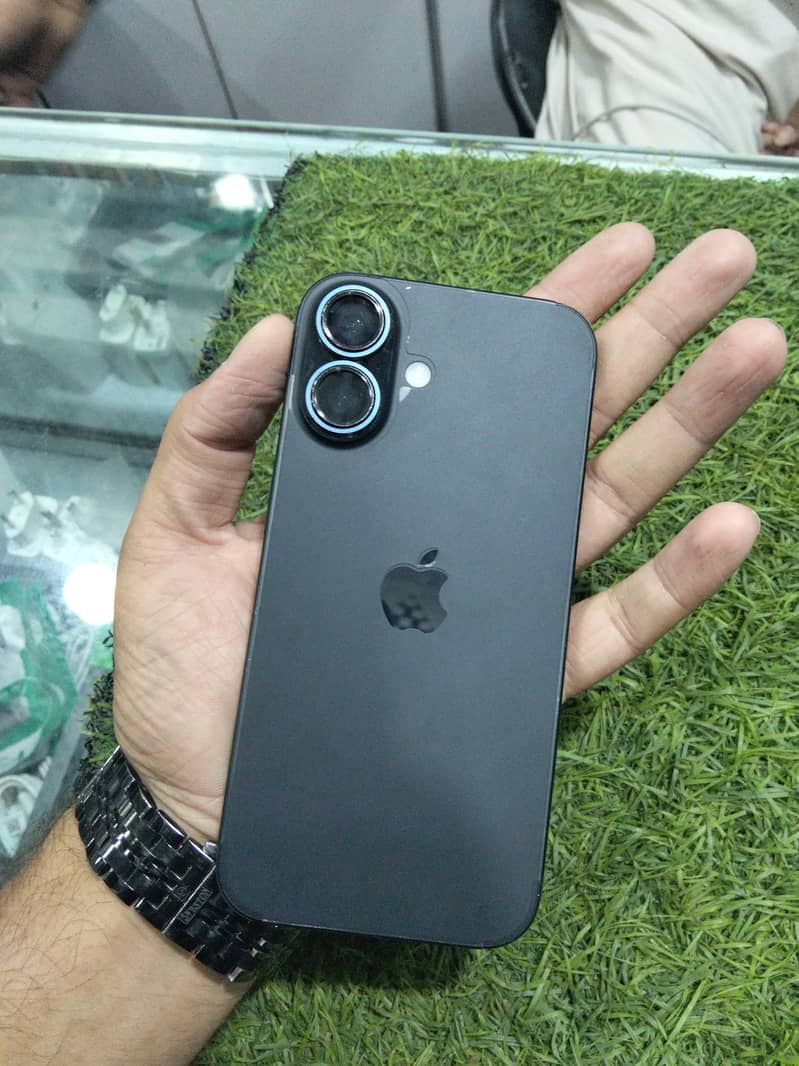 Apple iPhone 16 simple 0