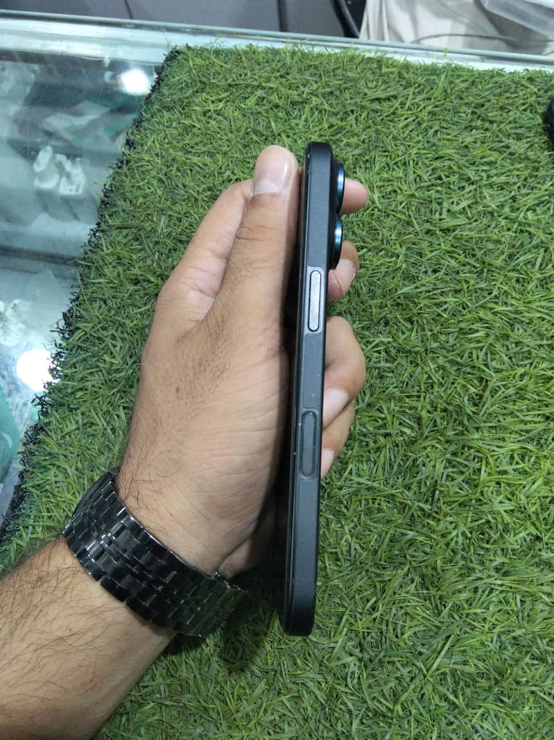 Apple iPhone 16 simple 2