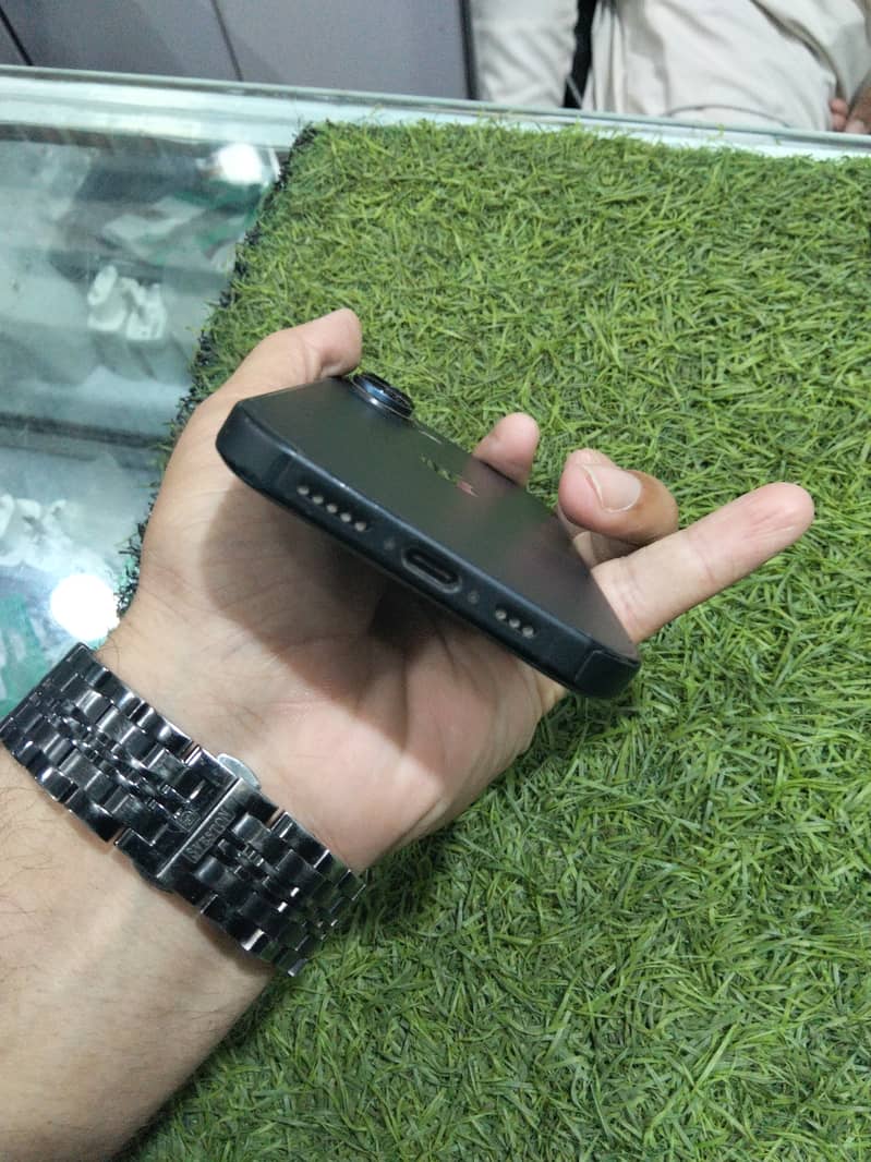 Apple iPhone 16 simple 3