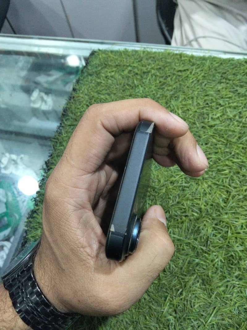 Apple iPhone 16 simple 4