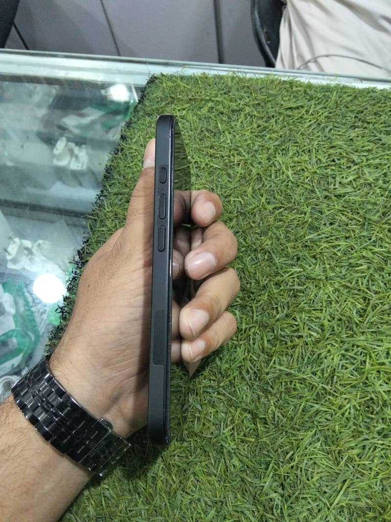 Apple iPhone 16 simple 5