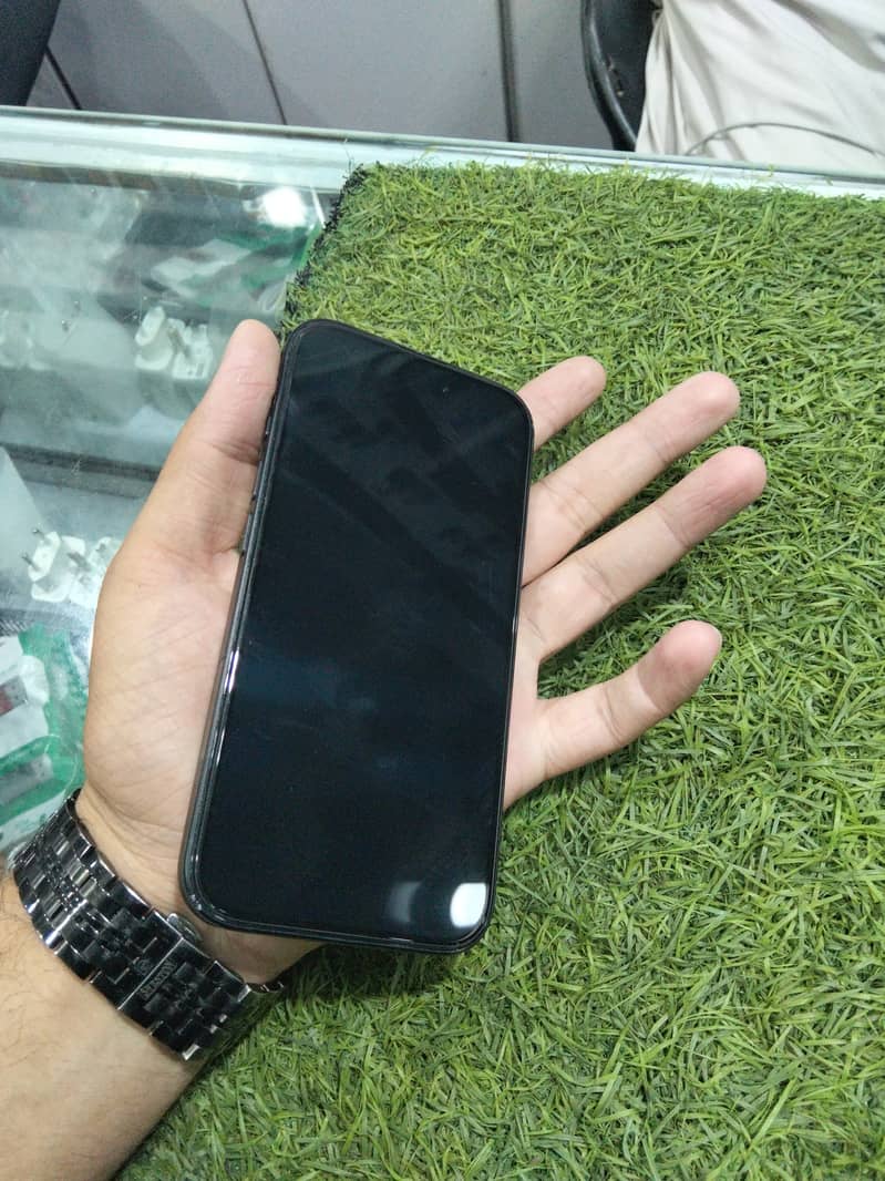 Apple iPhone 16 simple 6