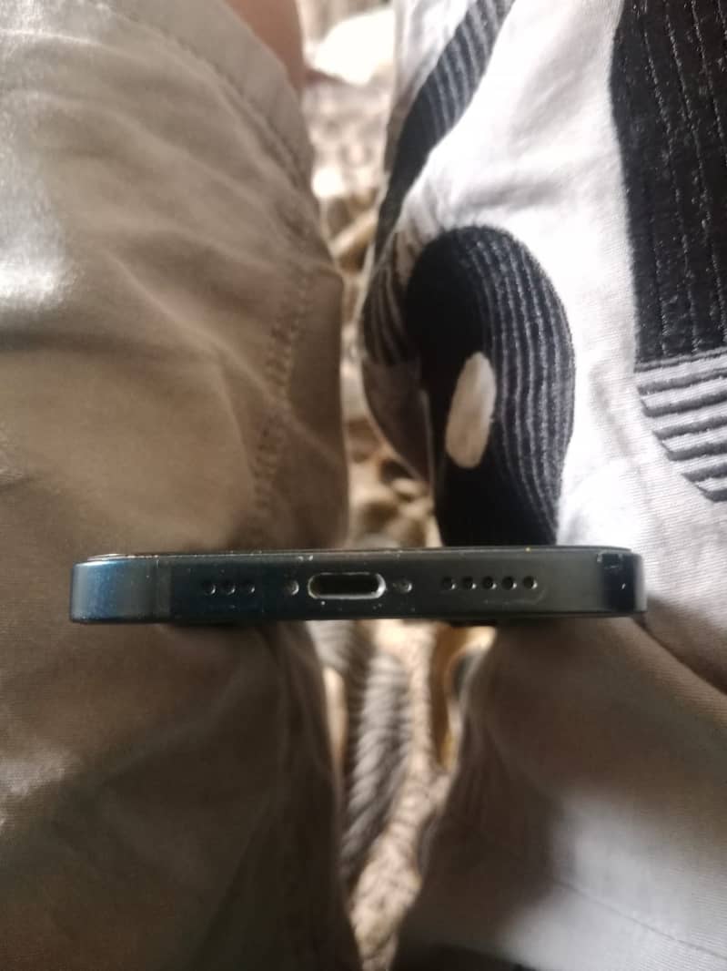Apple iPhone 12 4