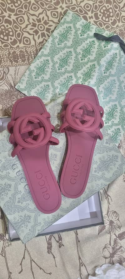 gucci flat sandals