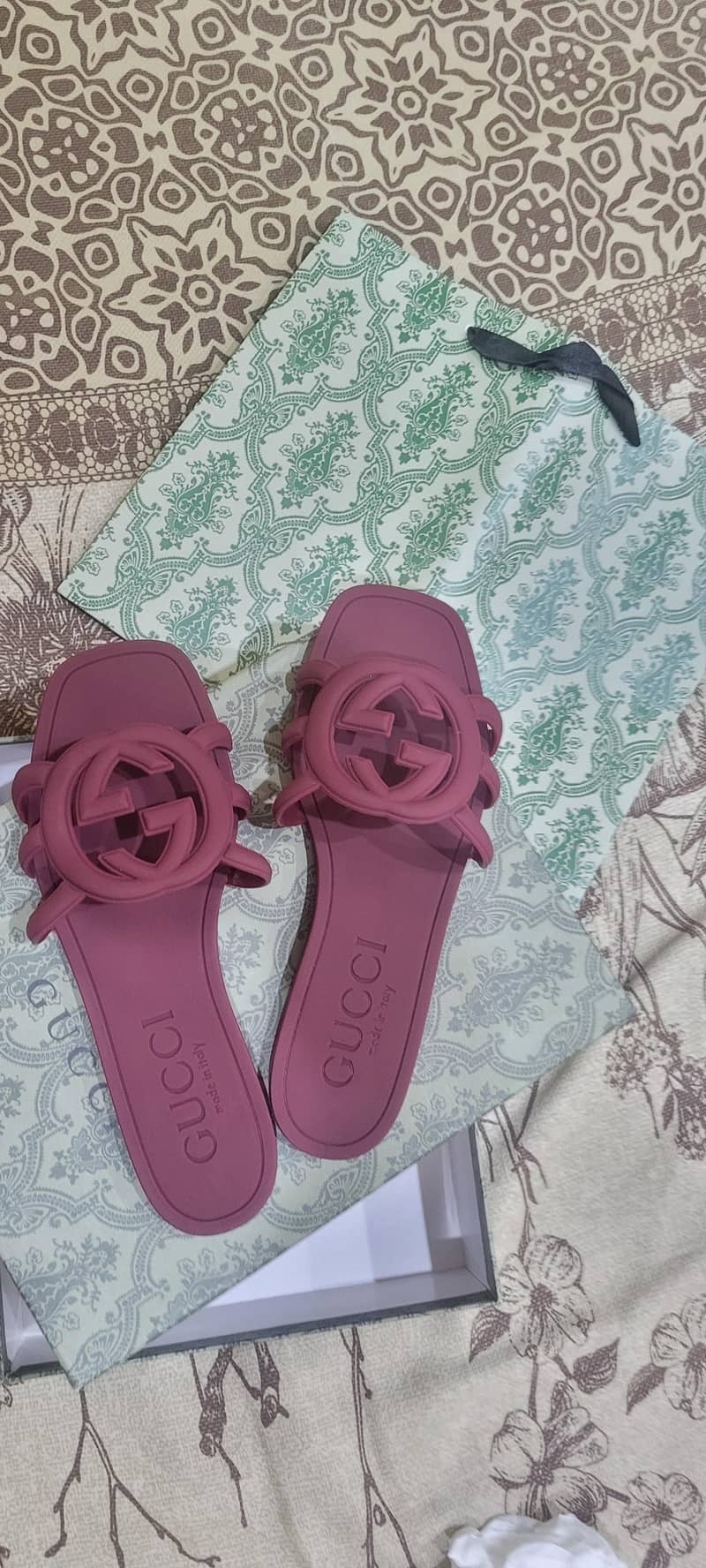 gucci flat sandals 2