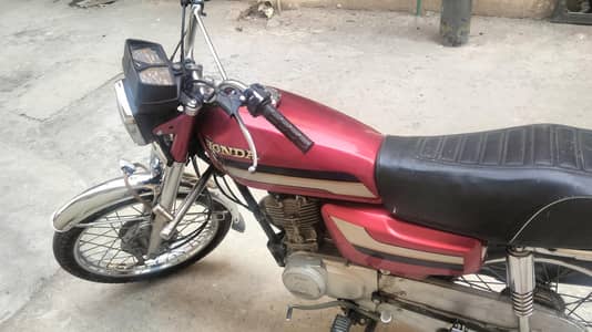 Honda 125 one hand use best condition  tanky tapy utar KR rhy hain