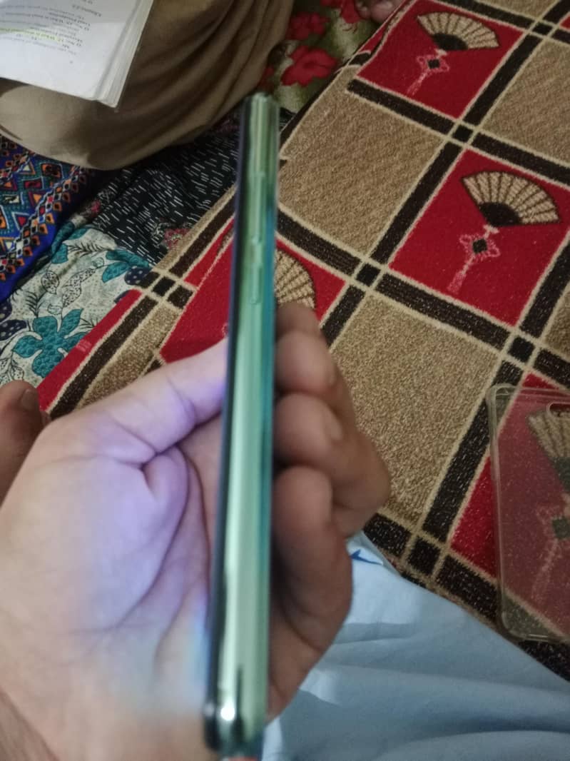 چارجر اور ڈبہ ساتھ نہیں ہے .  8 256 2