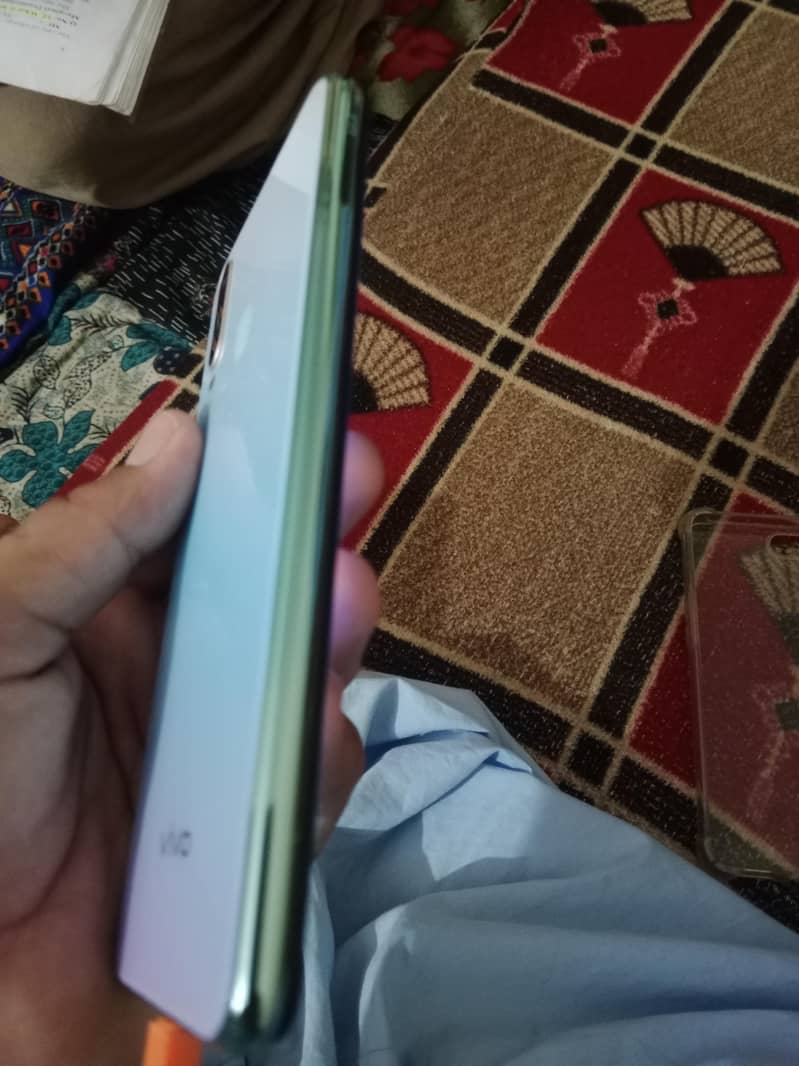 چارجر اور ڈبہ ساتھ نہیں ہے .  8 256 3