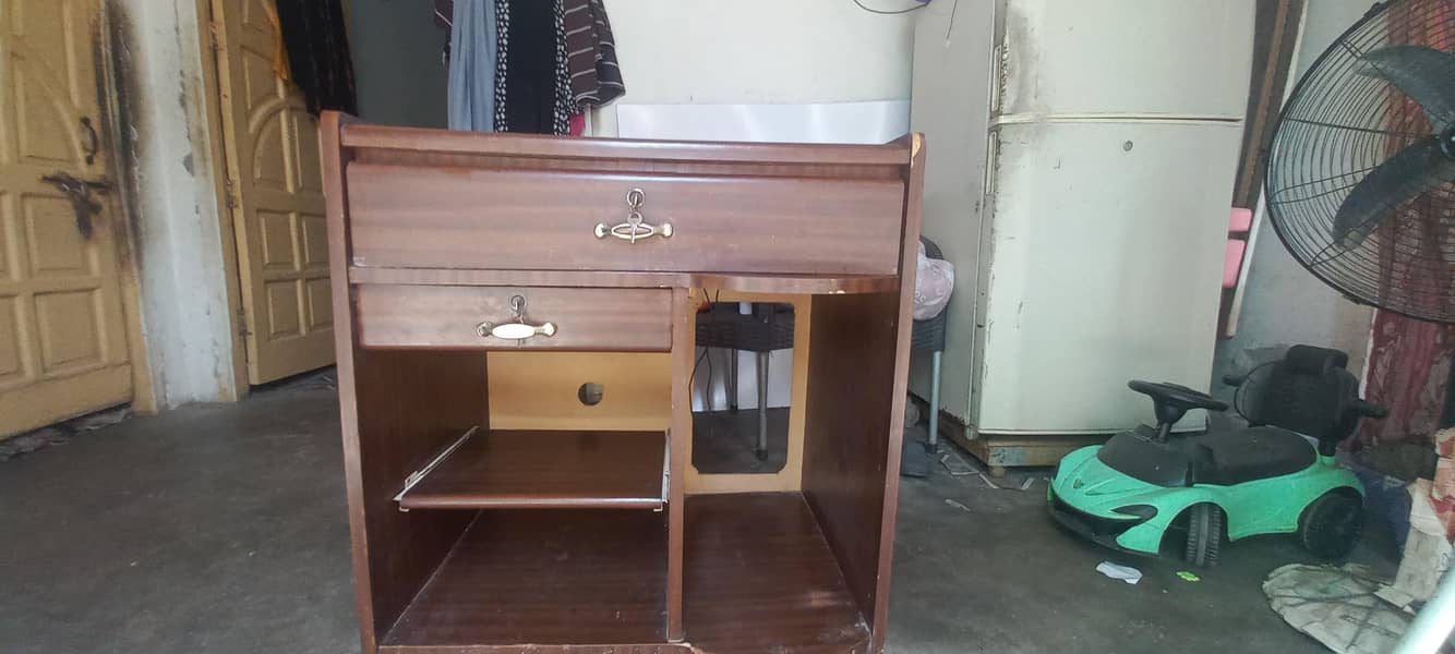 STYLISH COMPUTER TABLE WITH WHEELS and locks 0
