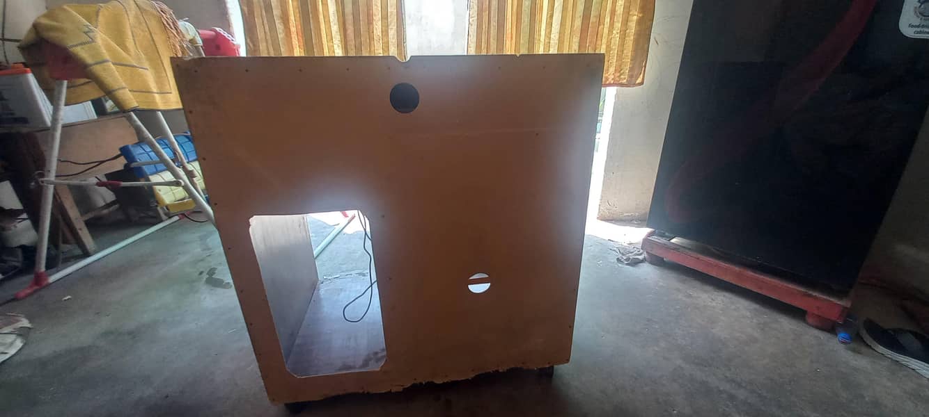 STYLISH COMPUTER TABLE WITH WHEELS and locks 1