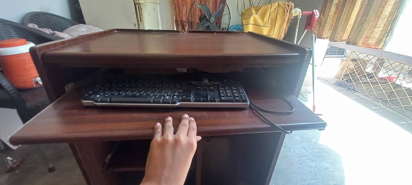 STYLISH COMPUTER TABLE WITH WHEELS and locks 2