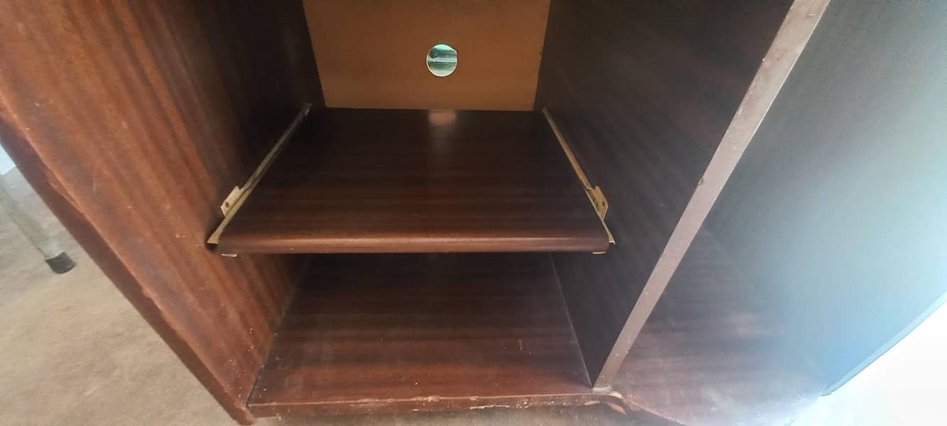 STYLISH COMPUTER TABLE WITH WHEELS and locks 3