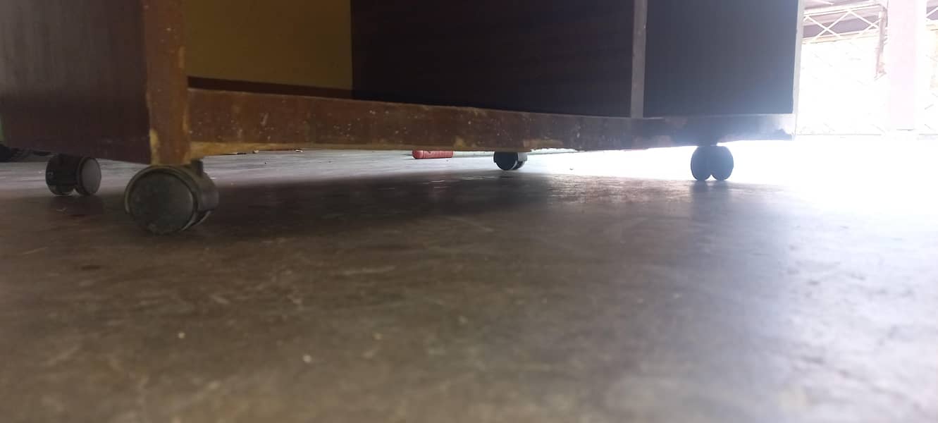 STYLISH COMPUTER TABLE WITH WHEELS and locks 4