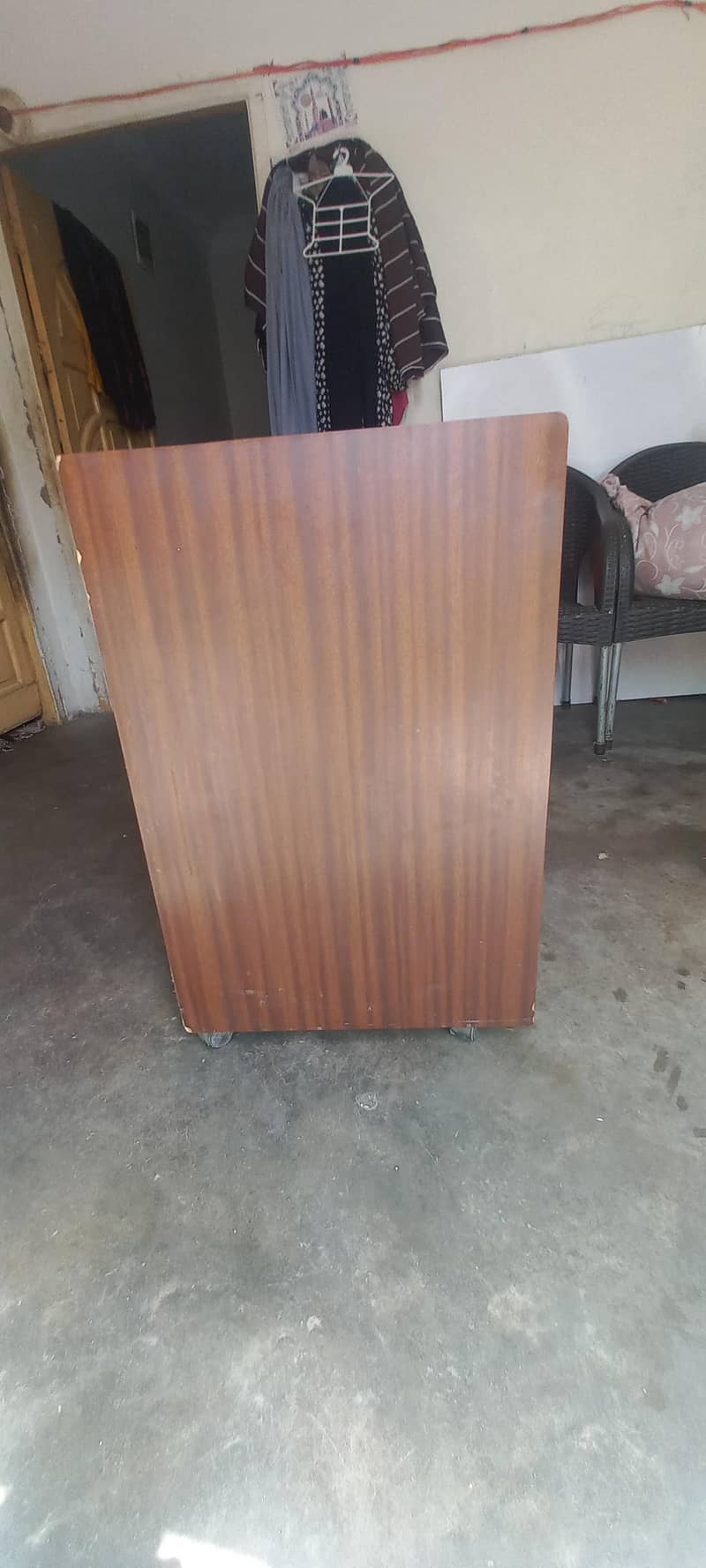 STYLISH COMPUTER TABLE WITH WHEELS and locks 5
