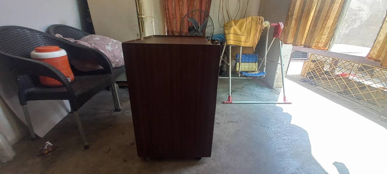 STYLISH COMPUTER TABLE WITH WHEELS and locks 8