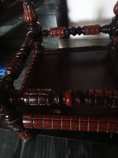 2 table for sale aik table Ka shesha ha aik Ka ni hai