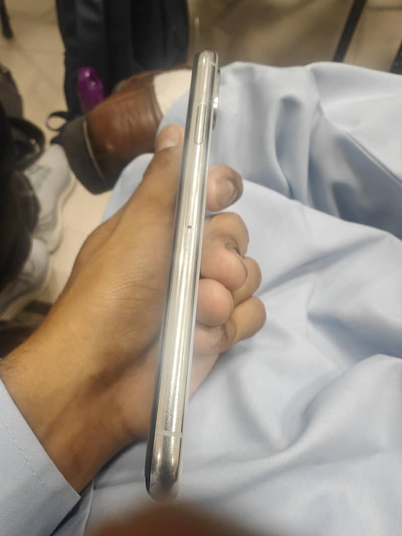 iPhone X 4