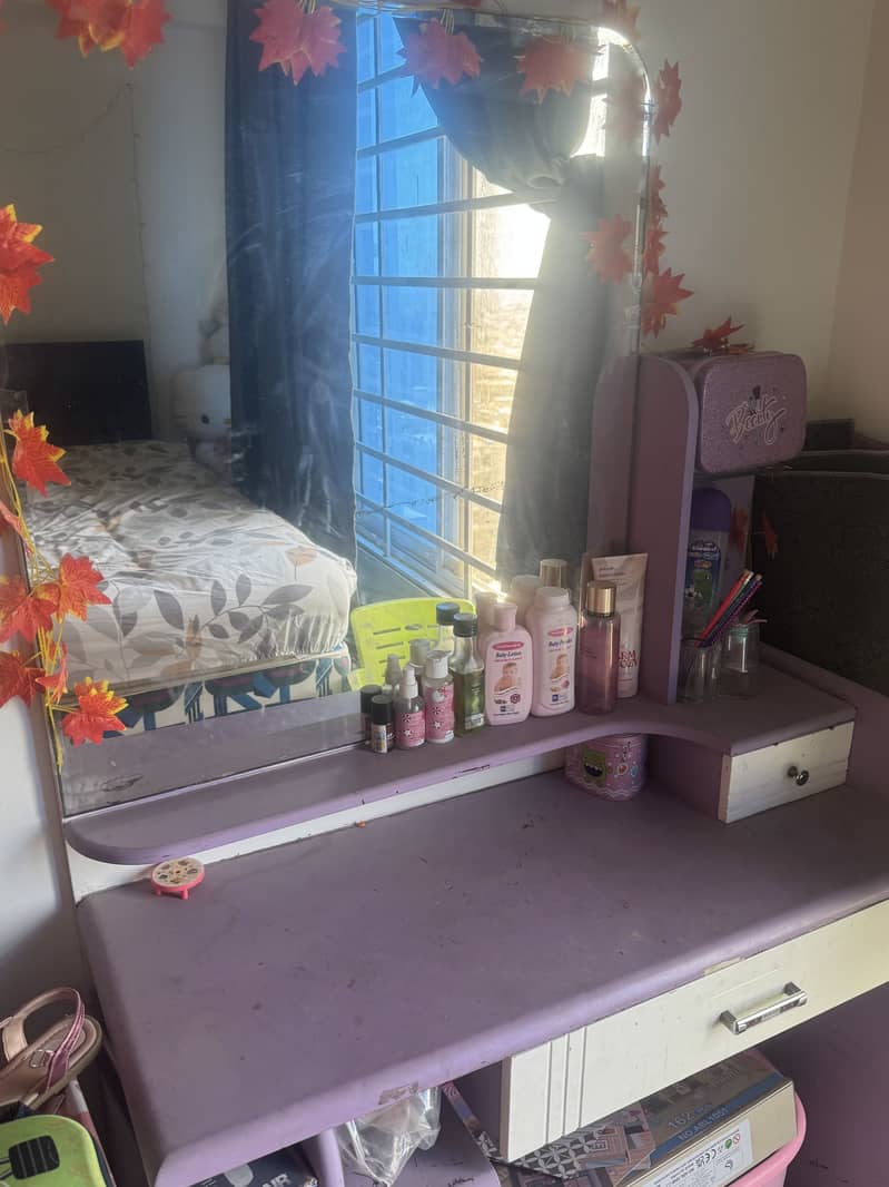 Dressing table used 1