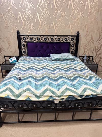 Bed set in good condition no damage iron bed