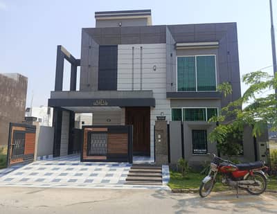 3 Beds 1 Kanal Upper Portion for Rent in Ex Park View DHA Phase 8 Airport road Lahore.