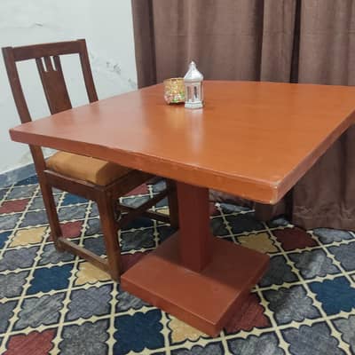 Used Dining table up for sale in good condition 