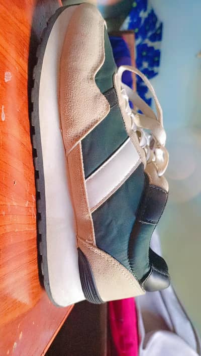stylish sneakers size 9
