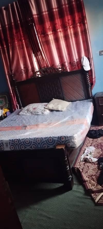 2 beds and 1 table with 4 chairs
