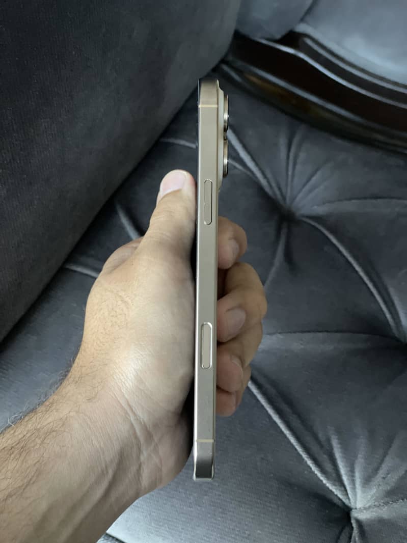 iPhone 16 Pro Max 4