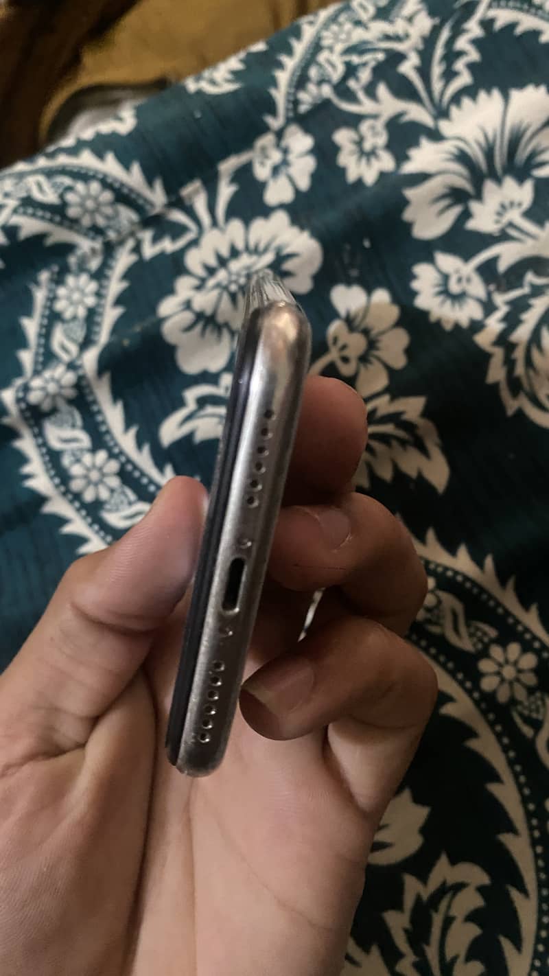 Apple iPhone X 4