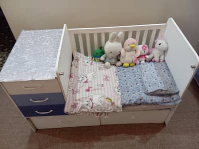 Wooden crib ha with multiple drawers