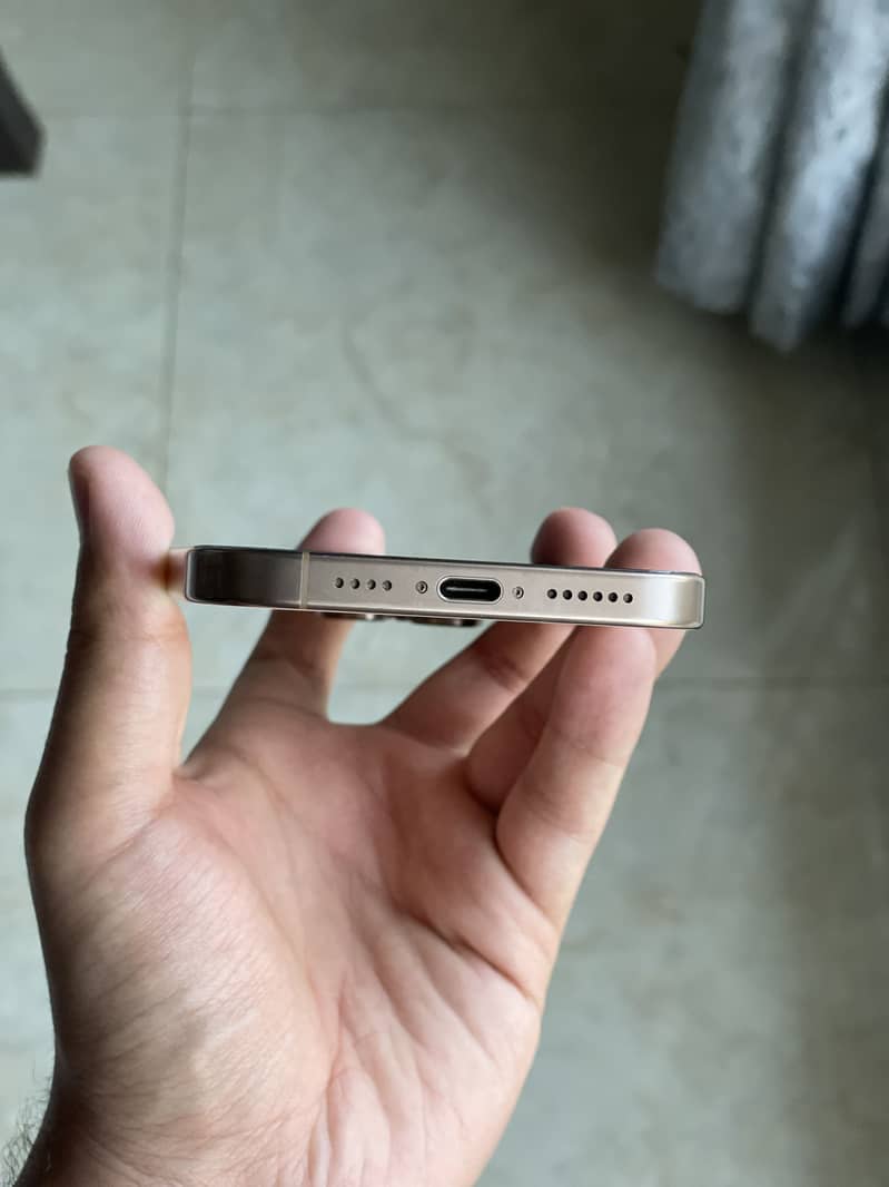 iPhone 16 Pro Max 4