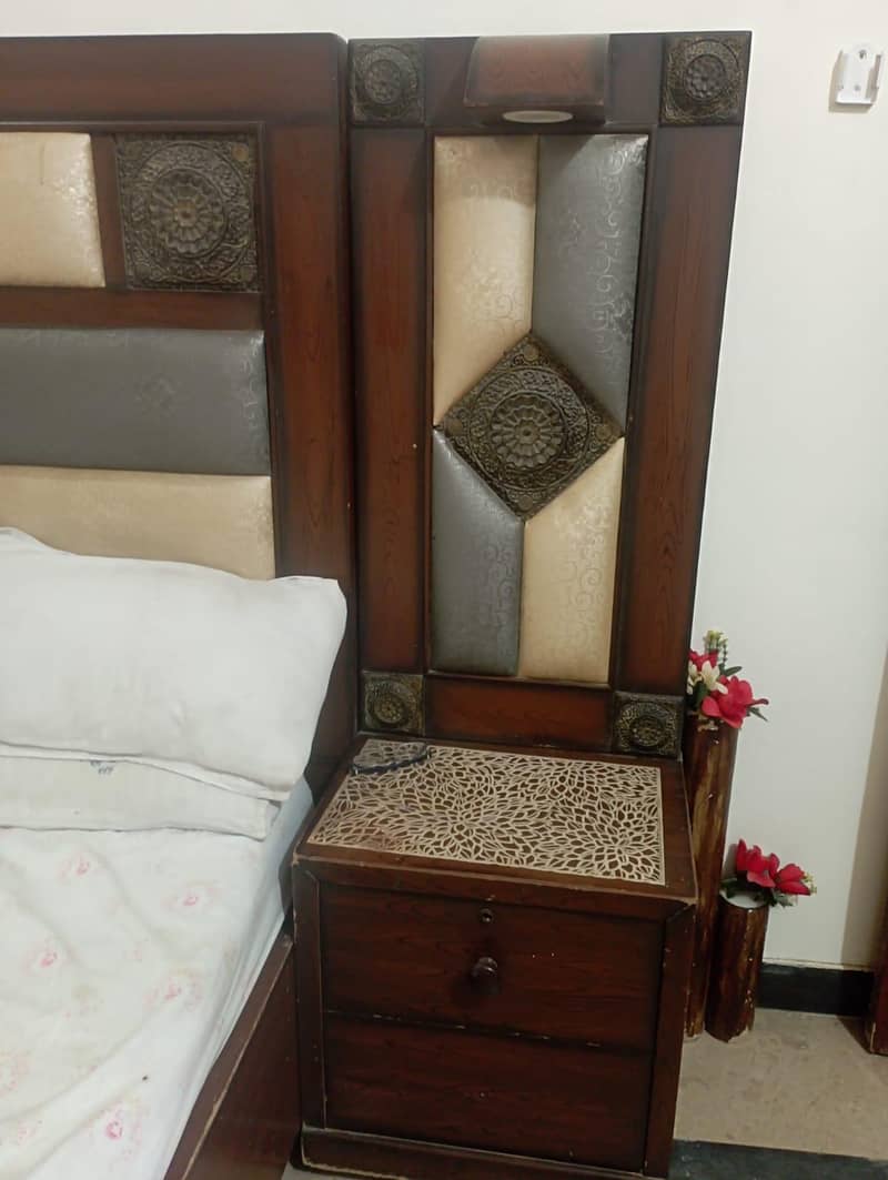 خوبصورت ڈبل بیڈ اور جدید اسٹائلش ڈریسنگ ٹیبل برائے فروخت - بہترین حالت 1