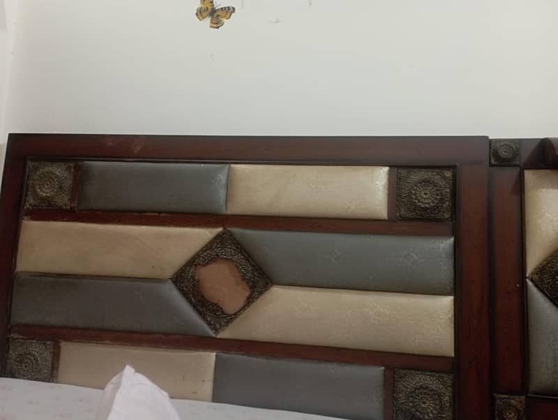 خوبصورت ڈبل بیڈ اور جدید اسٹائلش ڈریسنگ ٹیبل برائے فروخت - بہترین حالت 2