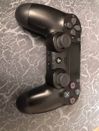 Dual shock 4 controller mint condition barely used