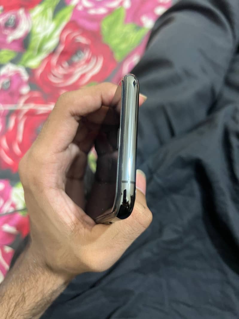 iPhone XS 3