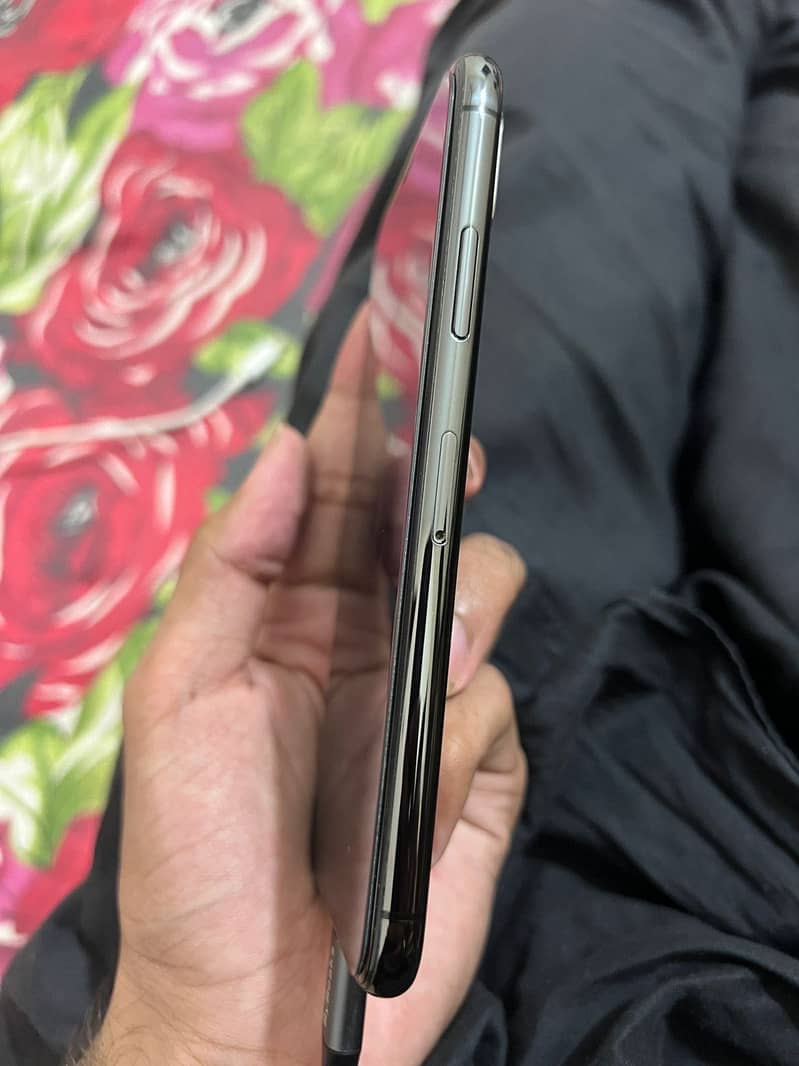 iPhone XS 4